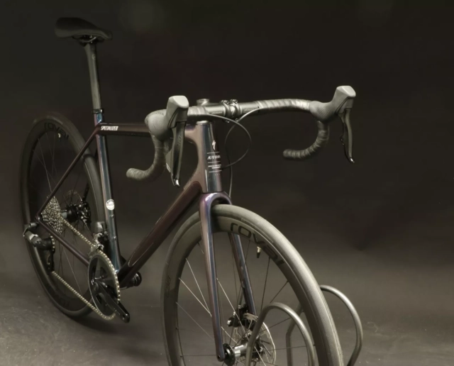 USED - 2024 Specialized Aethos Expert 56cm Rival eTap AXS 12s Chameleon Photo Bike - Image 3